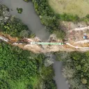 Vista aérea de infraestructura de acueducto sobre un río