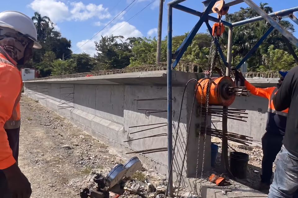 Proceso de tensado de una viga postensada.
