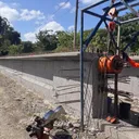 Tensado de tendones en un sistema adherente