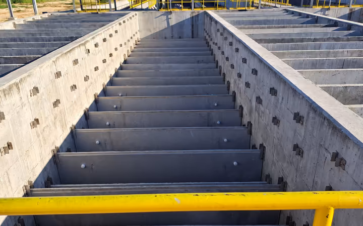Montaje de panel prefabricado con grúa en obra