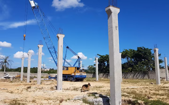 Vista aérea de puente con viga pretensada sobre río Cachón