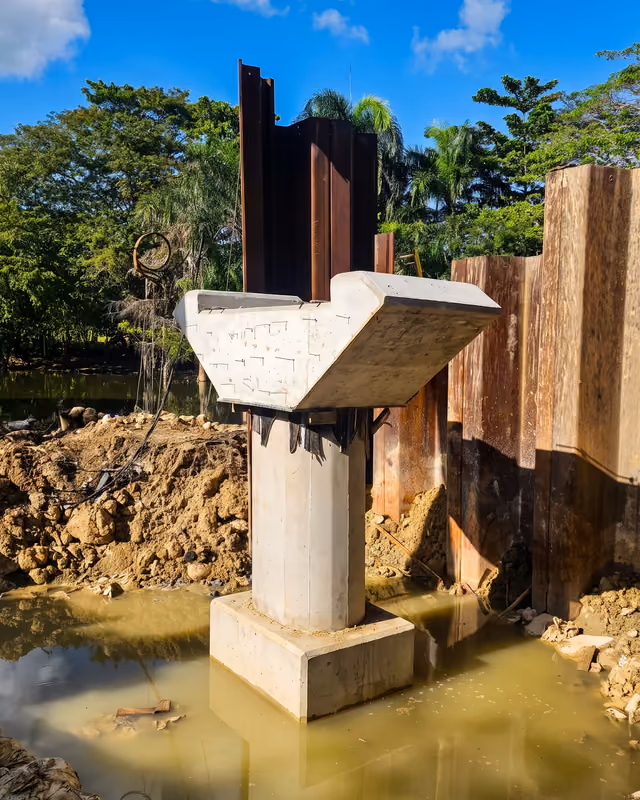 Pila de hormigón para la estructura de un puente.