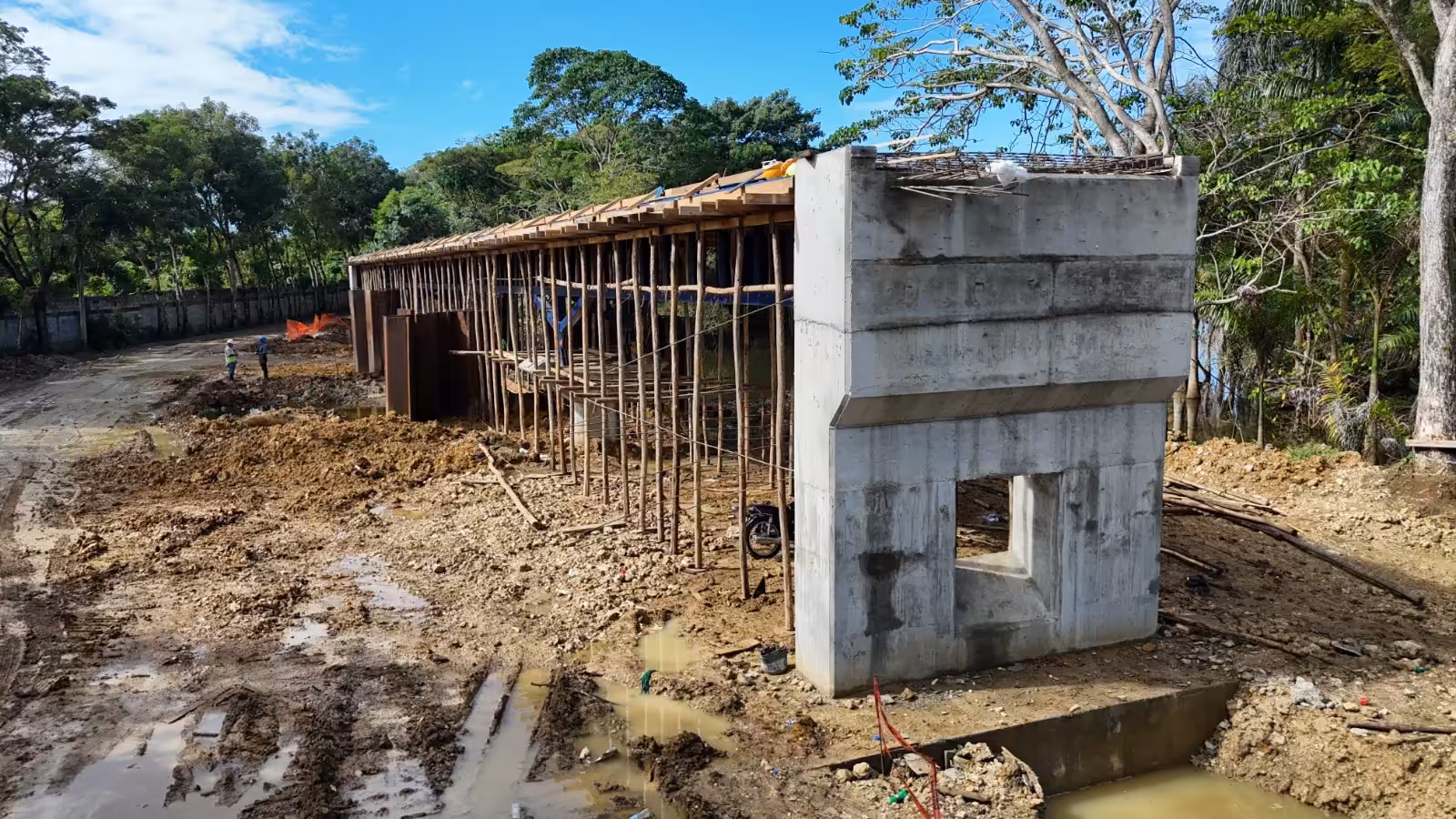 Trabajos estructurales junto al puente del río Cachón